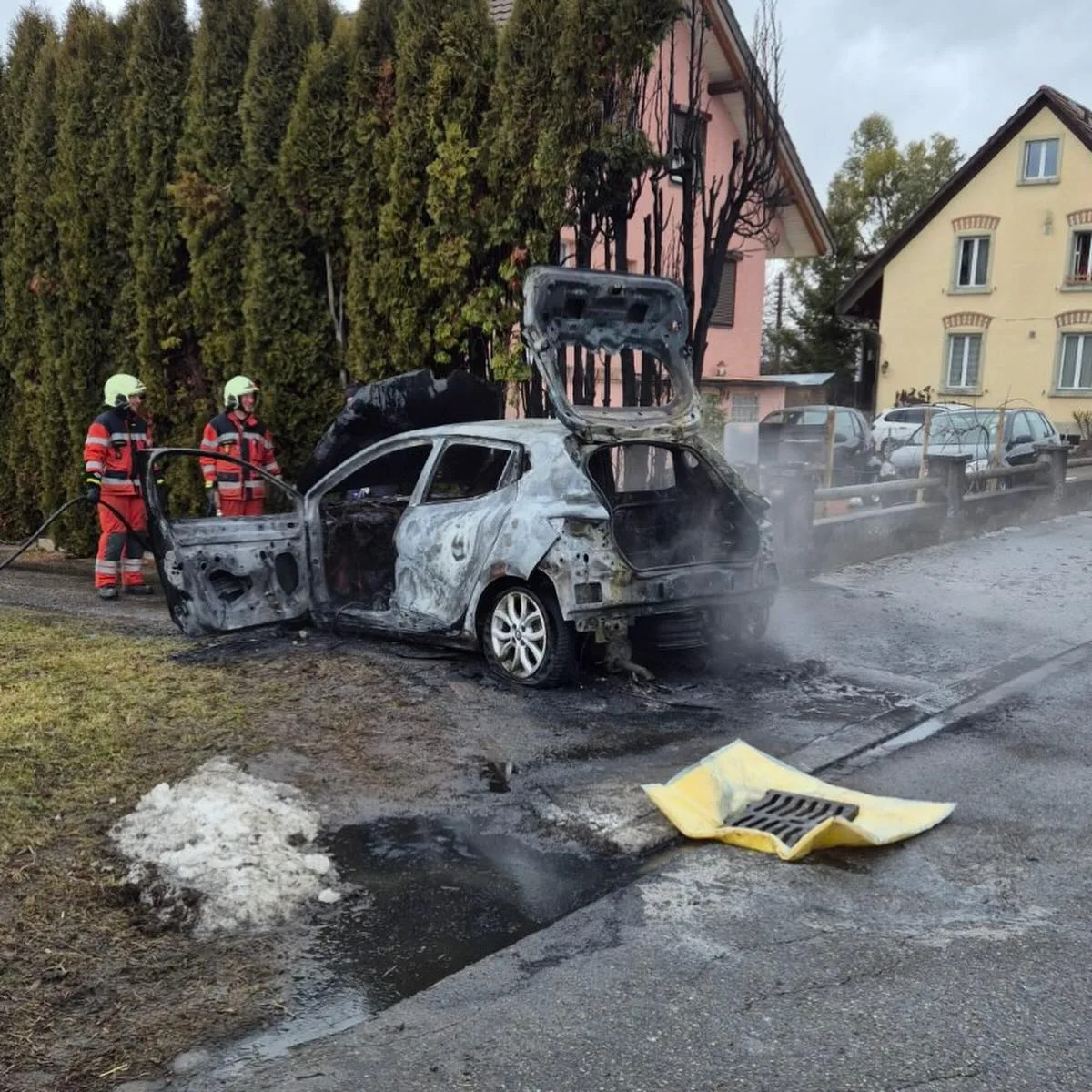 Knapp drei Stunden waren die Einsatzkräfte vor Ort. Man sieht Rauch und ein ausgebranntes Fahrzeug.